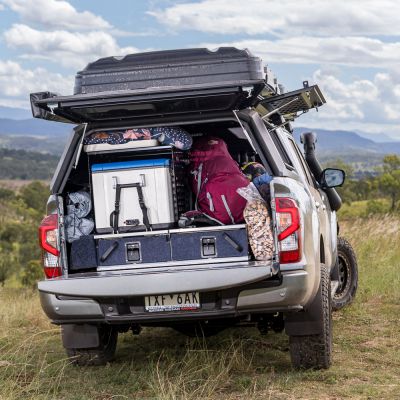 Australien/Fahrzeuge/Camper/Campervan Village/Desert Sands/4 (Heck geöffnet)