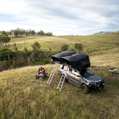 Australien/Fahrzeuge/Camper/Campervan Village/Desert Sands/10 (2 Dachzelte-fern)